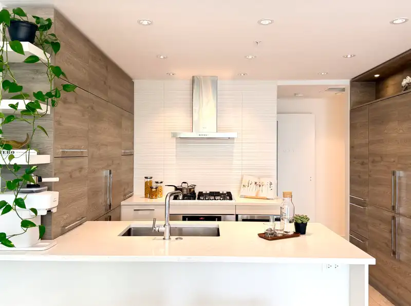 911 7388 KINGSWAY - photo 1 of 21