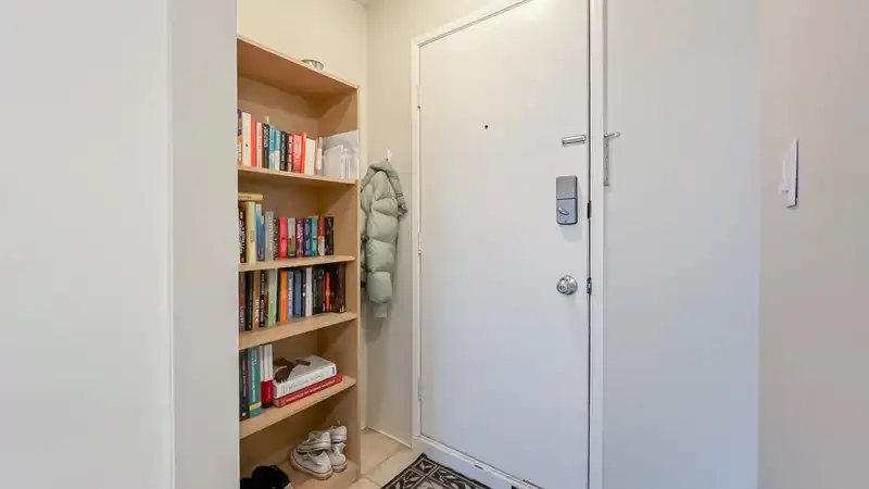 204 9145 SATURNA DRIVE - photo 2 of 21