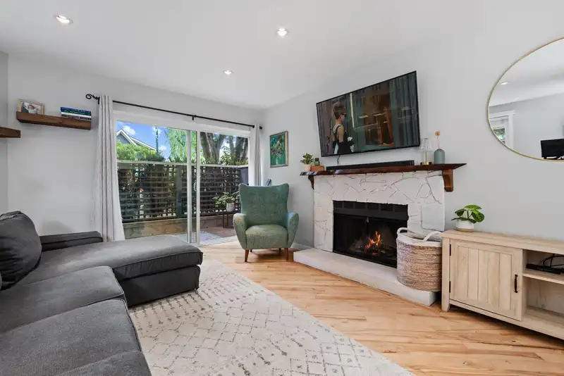 218 W 15TH AVENUE - photo 3 of 40