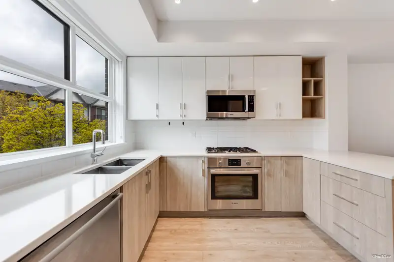 22 7039 MACPHERSON AVENUE - photo 4 of 31