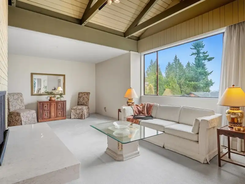 8355 NELSON AVENUE - photo 4 of 36