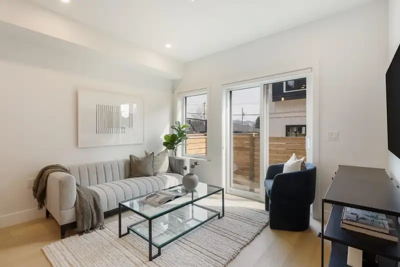 1 550 KASLO STREET - photo 2 of 32