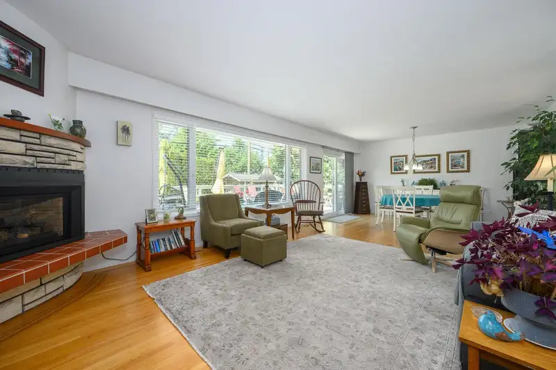 957 56A STREET - photo 4 of 35
