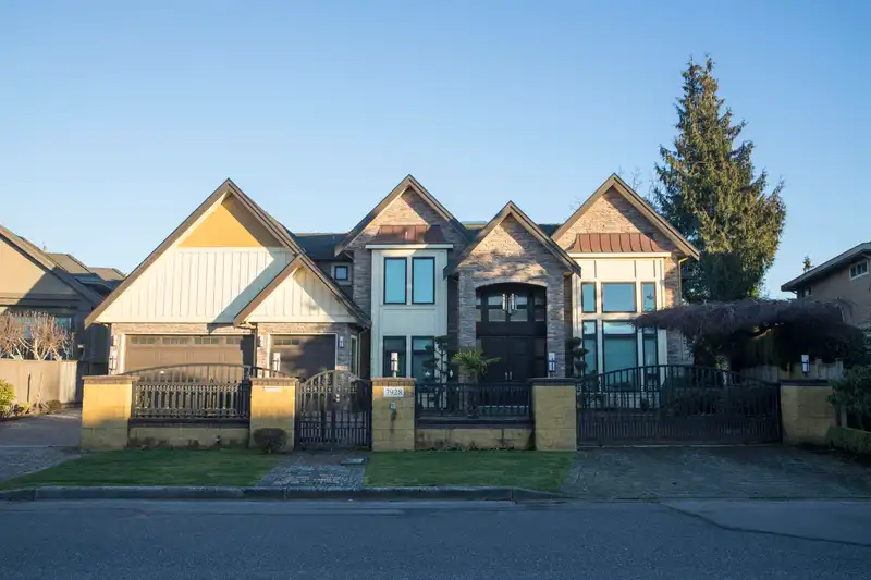 7928 SUNNYHOLME CRESCENT - photo 1 of 40