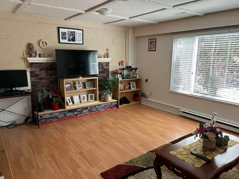 9411 GLENACRES DRIVE - photo 4 of 7