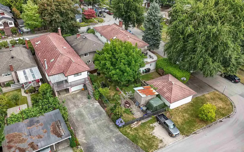 1688 E 29TH AVENUE - photo 3 of 34