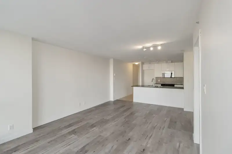502 13618 100 AVENUE - photo 3 of 23