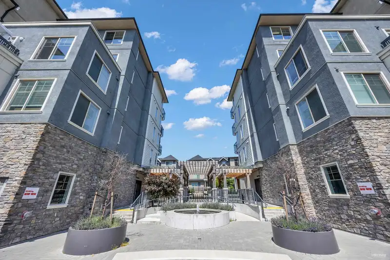 A303 20487 65 AVENUE - photo 2 of 20
