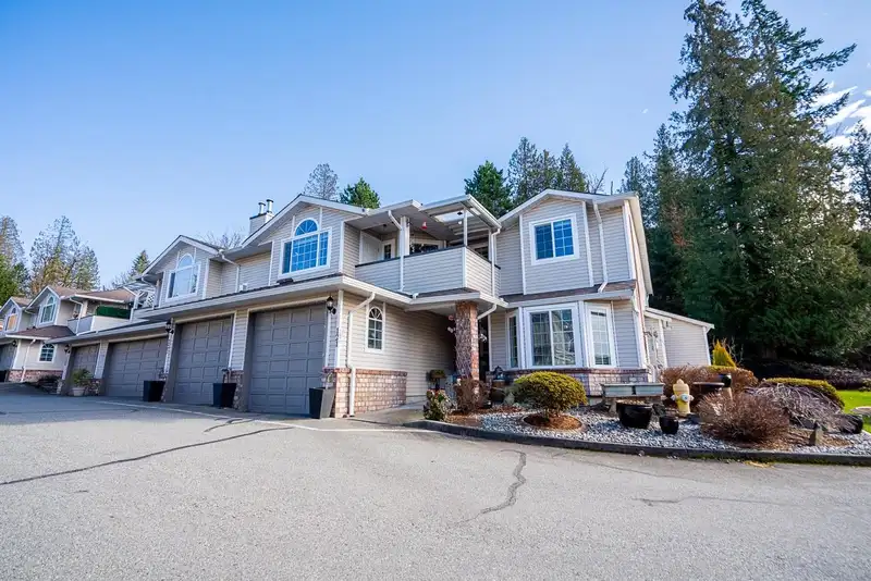 221 22515 116 AVENUE - photo 1 of 23