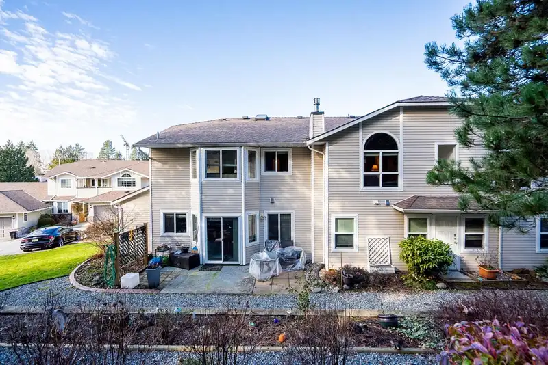 221 22515 116 AVENUE - photo 2 of 23