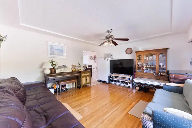 539 SCHOOLHOUSE STREET - photo 3 of 33