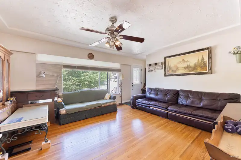 539 SCHOOLHOUSE STREET - photo 4 of 33