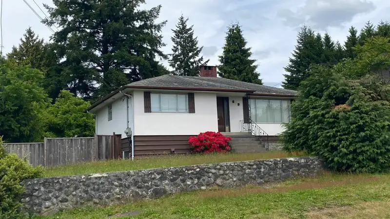 609 MADORE AVENUE - photo 2 of 9