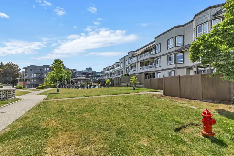 205 1840 E SOUTHMERE CRESCENT - photo 4 of 23