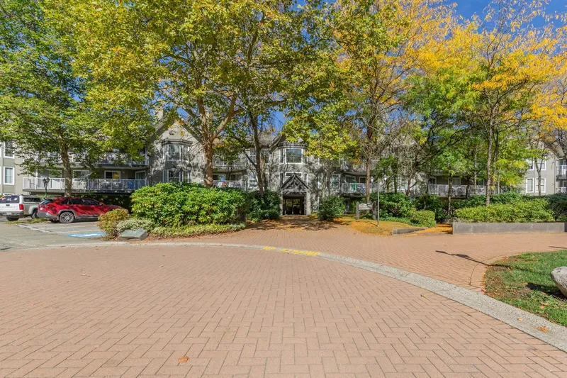 318 15110 108 AVENUE - photo 3 of 25