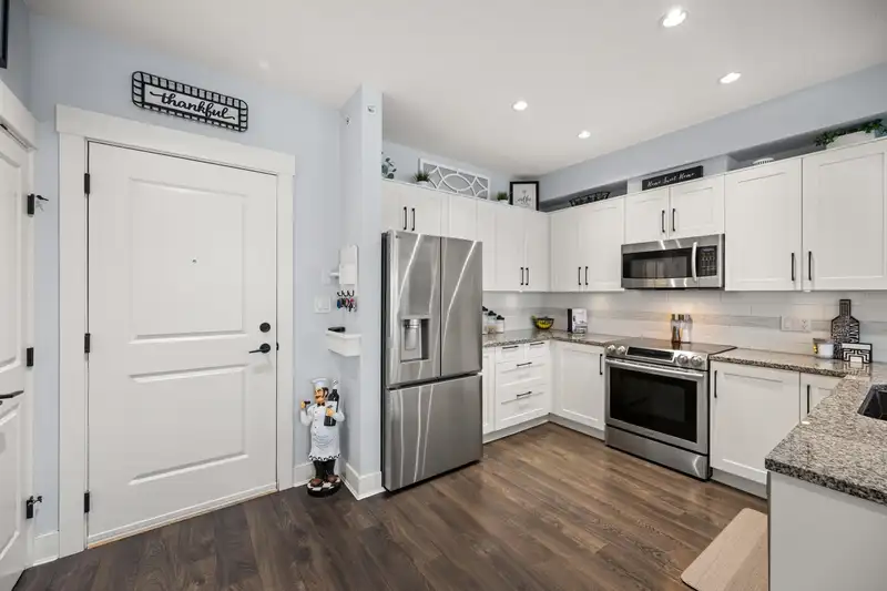 401 20728 WILLOUGHBY TOWN CENTRE DRIVE - photo 4 of 40