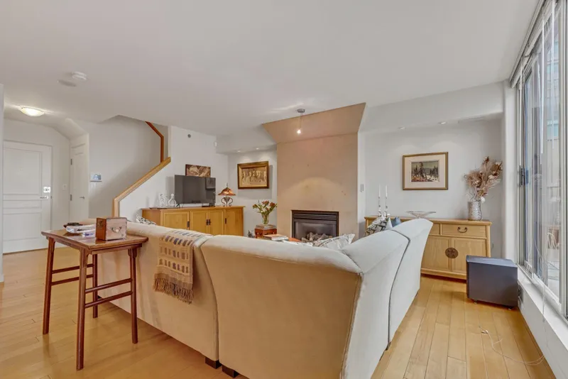 1404 819 HAMILTON STREET - photo 4 of 25