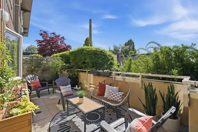 203 1689 E 13TH AVENUE - photo 1 of 19