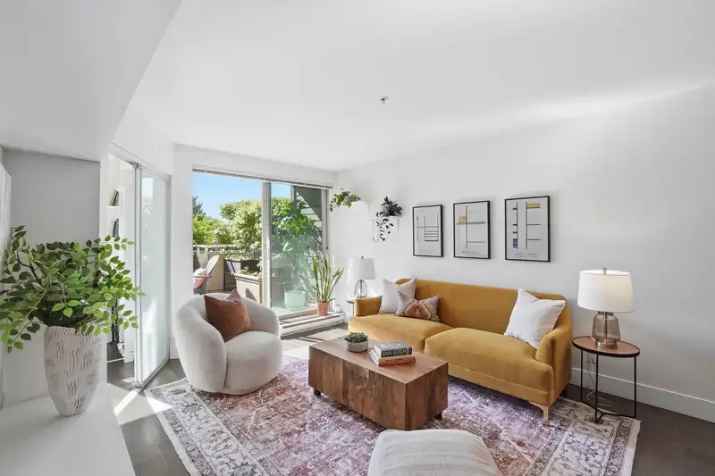 203 1689 E 13TH AVENUE - photo 3 of 19