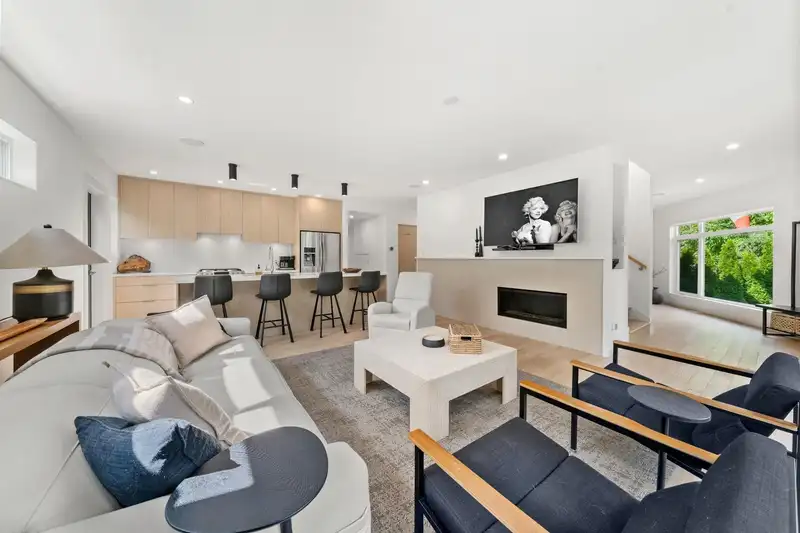 2025 MACKAY AVENUE - photo 2 of 40