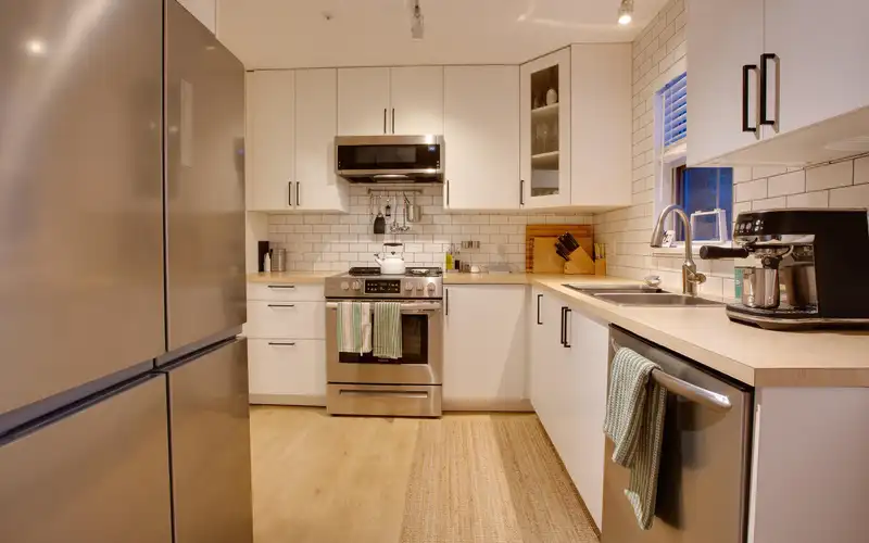 303 2990 PRINCESS CRESCENT - photo 2 of 18