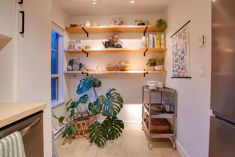 303 2990 PRINCESS CRESCENT - photo 4 of 18