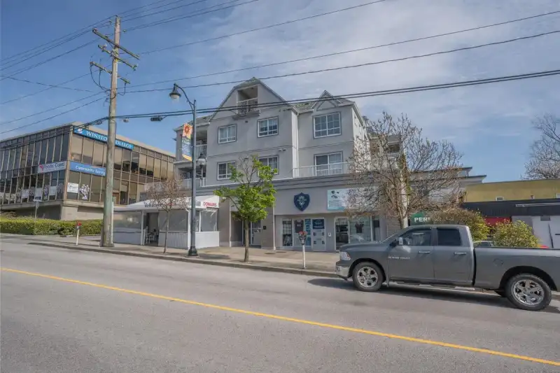 205 723 TWELFTH STREET - photo 1 of 15