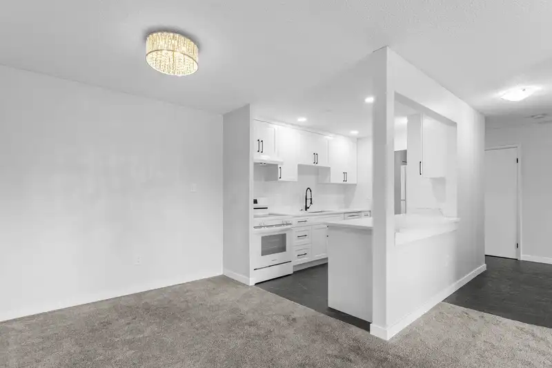 304 2381 BURY AVENUE - photo 4 of 19