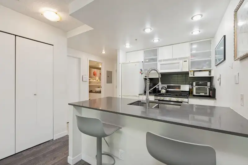 309 928 BEATTY STREET - photo 2 of 27