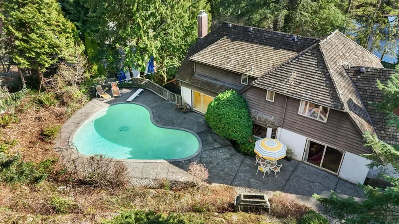 895 ELVEDEN ROW - photo 3 of 25