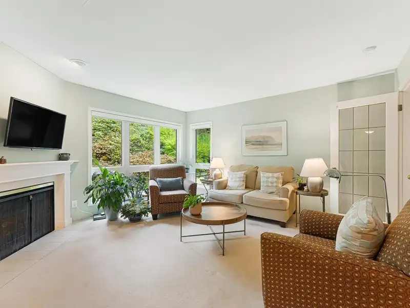 207 3970 LINWOOD STREET - photo 3 of 21