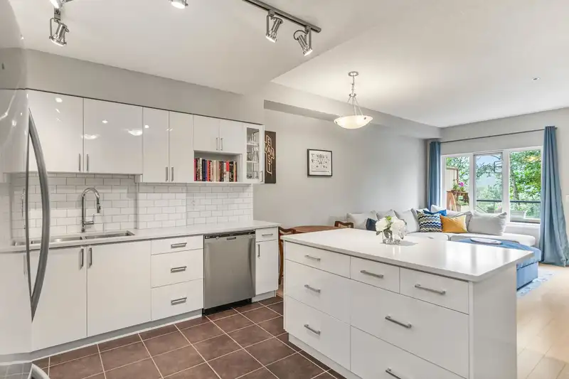 109 160 SHORELINE CIRCLE - photo 1 of 40