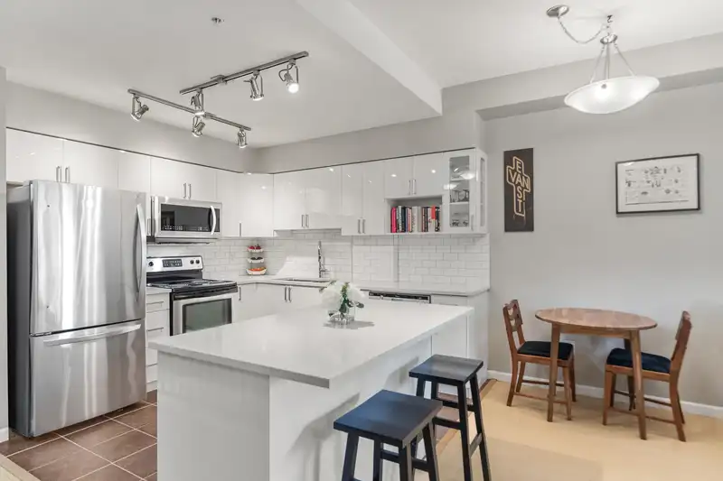 109 160 SHORELINE CIRCLE - photo 3 of 40