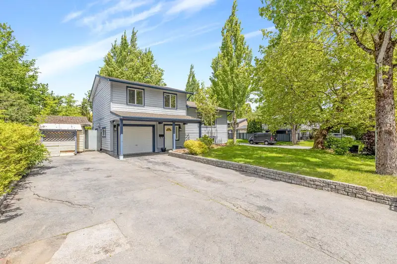 17093 61A AVENUE - photo 2 of 30