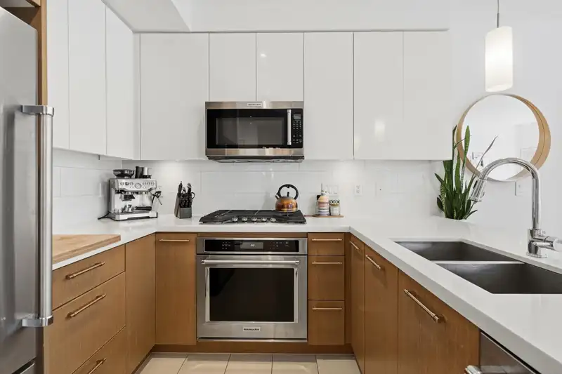 303 20 E ROYAL AVENUE - photo 3 of 34