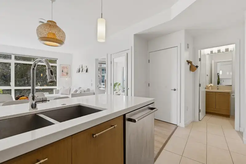 303 20 E ROYAL AVENUE - photo 4 of 34