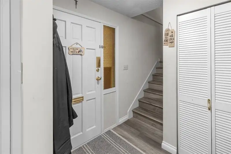 17 2998 MOUAT DRIVE - photo 3 of 34