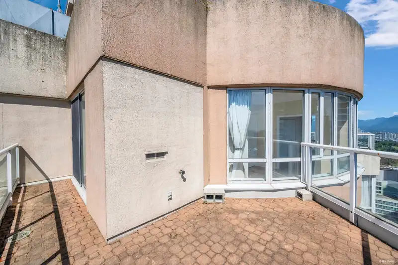 2804 6220 MCKAY AVENUE - photo 4 of 40