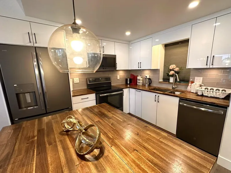 311 555 ABBOTT STREET - photo 3 of 11