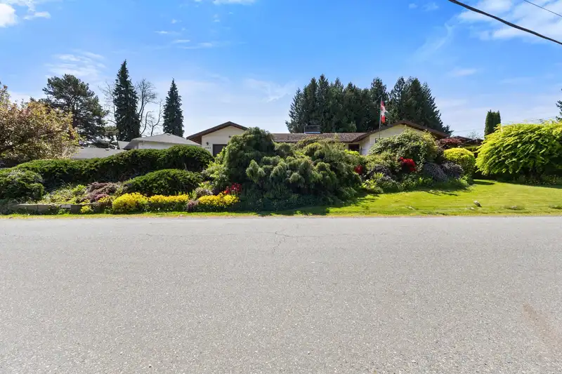 2643 SUNNYSIDE CRESCENT - photo 1 of 40