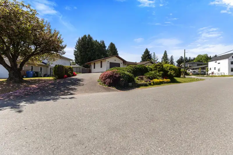 2643 SUNNYSIDE CRESCENT - photo 2 of 40
