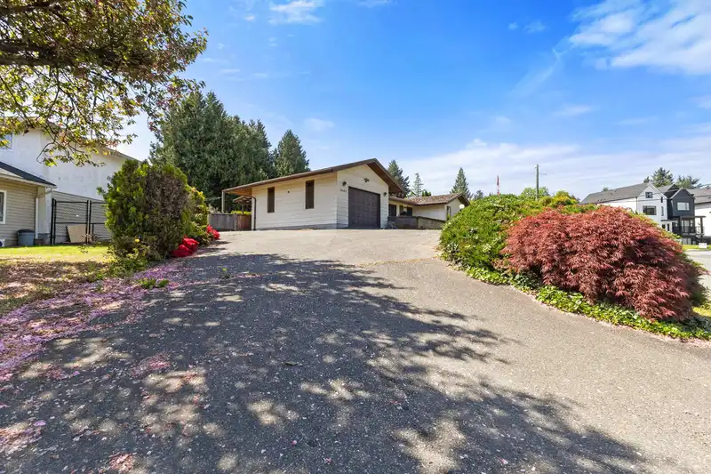 2643 SUNNYSIDE CRESCENT - photo 3 of 40