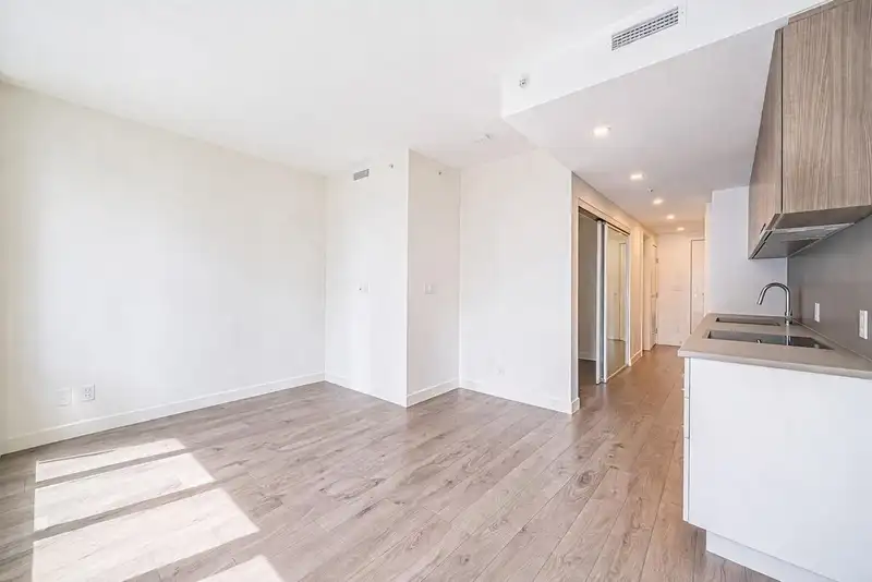 1806 13318 104 AVENUE - photo 2 of 35