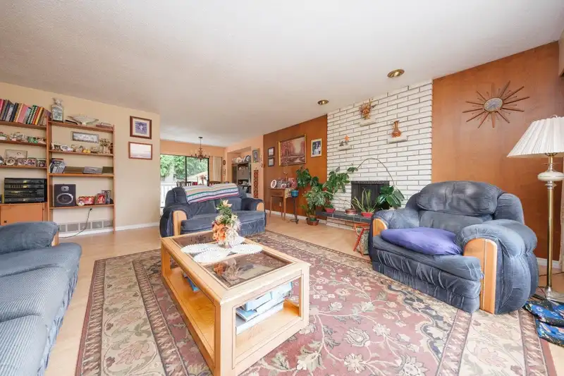 6710 WOODVALE CRESCENT - photo 4 of 35