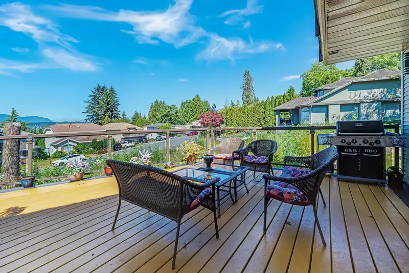 13721 114 AVENUE - photo 1 of 37