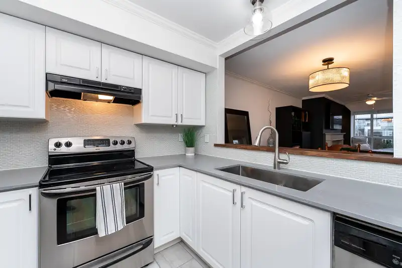 305 2340 HAWTHORNE AVENUE - photo 1 of 40