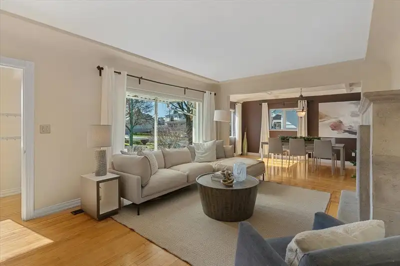 3913 DUNDAS STREET - photo 4 of 40