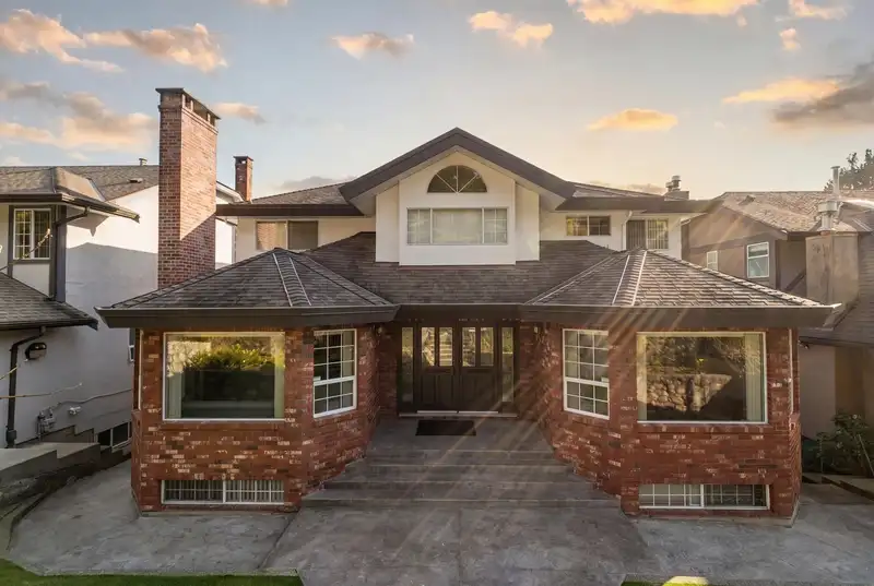 547 TEMPE CRESCENT - photo 1 of 28