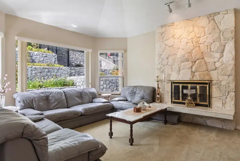 547 TEMPE CRESCENT - photo 2 of 28