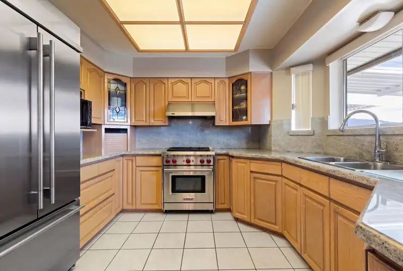547 TEMPE CRESCENT - photo 4 of 28